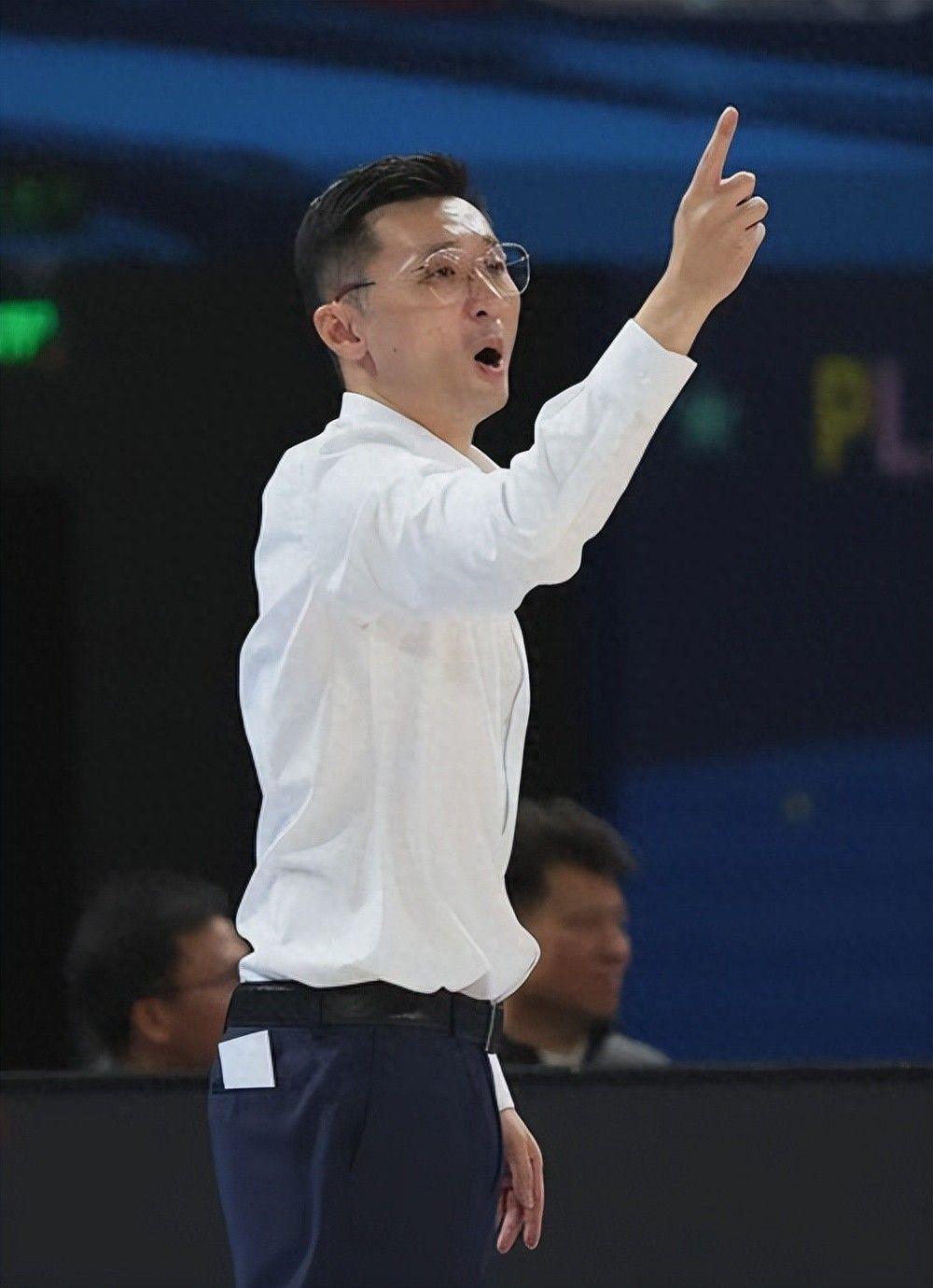 九游娱乐入口-刘炜现状：回上海老家生活，青梅妻子很漂亮，一双儿女想走篮球路